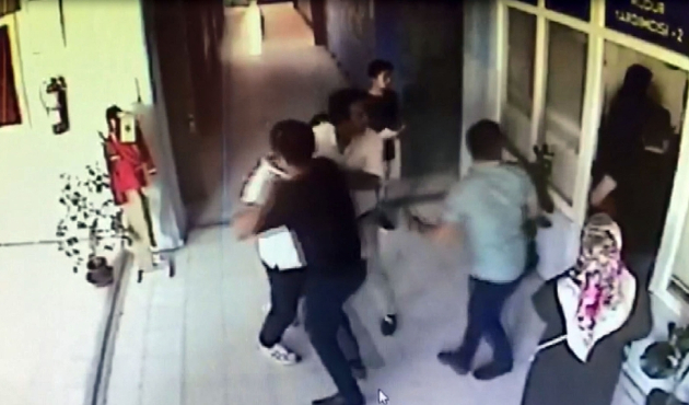 Öğrenci velisi müdür yardımcısını darp etti!