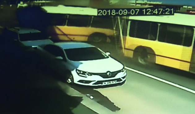 Körüklü otobüs seyir halindeyken ortadan ikiye bölündü!