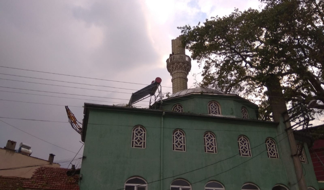 Şiddetli dolu caminin minaresini yıktı...