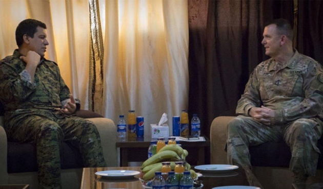 ABD'li general YPG'li teröristle görüştü...