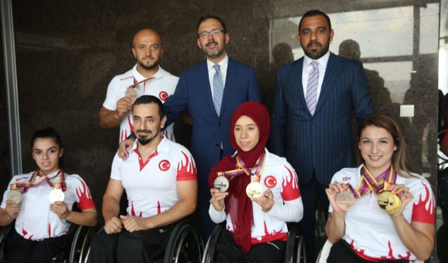 Bakan Kasapoğlu milli sporcuları kabul etti...