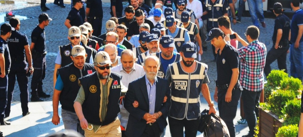 FETÖ'cüye yurt dışına çıkış izni! "Kaç" dediler...