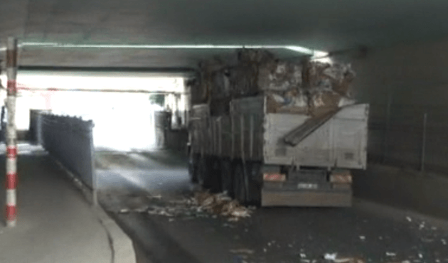 Bayrampaşa'da yük dolu kamyon üst geçide takıldı!