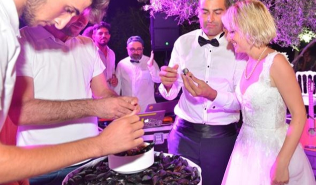 Ünlü çiftin düğününde pasta yerine bakın ne geldi!