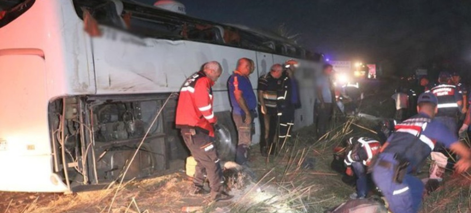 Aksaray'da yolcu otobüsü şarampole devrildi!