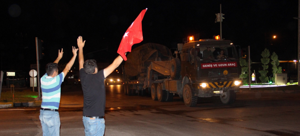 Sınıra askeri sevkiyat gece de devam etti!