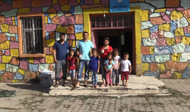 Fedakar öğretmenler duvar boyayıp, kapı pencere sildi...