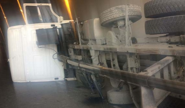 Yenikapı'da hafriyat kamyonu devrildi!