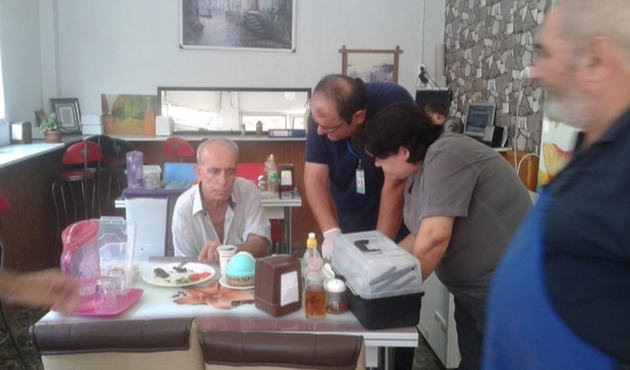 Nöbet geçiren yaşlı adam keyfinden ödün vermedi! Yemek yemeye devam etti