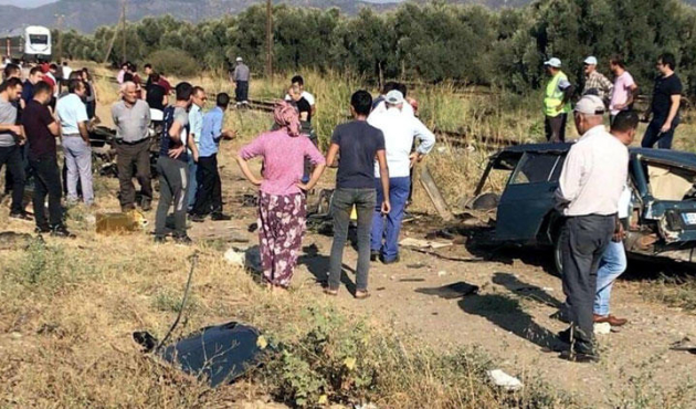 İzmir'de facia! Tren ikiye böldü