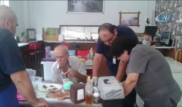 Nöbet geçiren yaşlı adam keyfinden ödün vermedi! Yemek yemeye devam etti