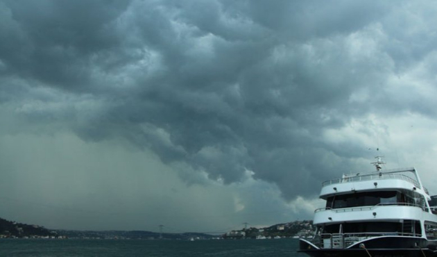 İstanbul'da sağanak sonrası yollar göle döndü!