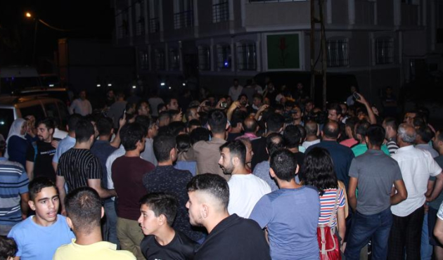 Önce alevler yükseldi, sonra yumruklar konuştu!