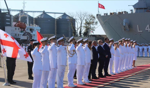 Tank çıkarma gemisi TCG Bayraktar Gürcistan'da!