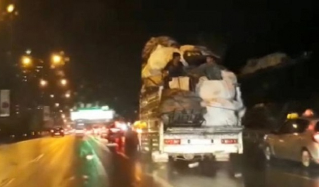 Ne şiddetli yağış, ne de çevredekiler umurlarında!