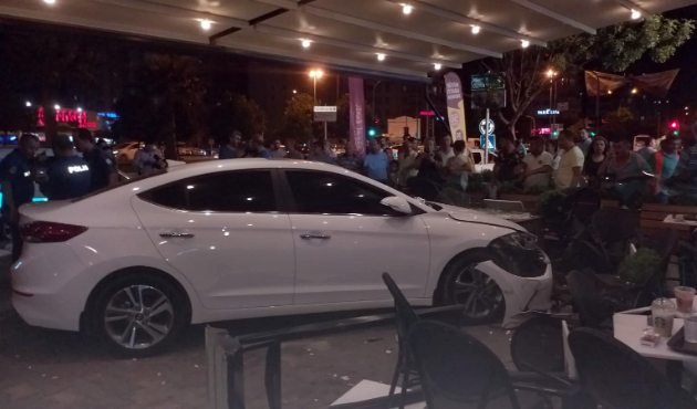 Otomobil kafeye böyle daldı!