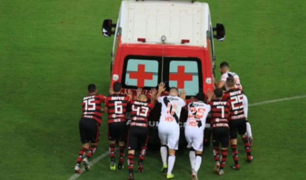 Ambulans arıza yapınca devreye futbolcular girdi!