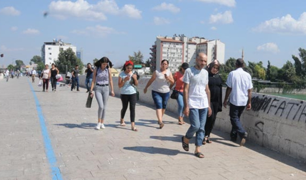 Tarihi köprüye yazılan yazılar tepki çekti!