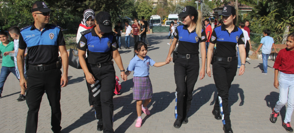 6 yaşındaki Zeynep 4 polis eşliğinde okula gitti!