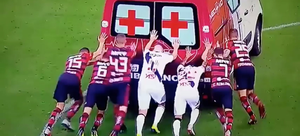 Ambulans bozuldu, futbolcular vurdurarak çalıştırdı!
