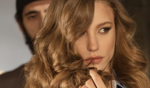 Serenay Sarıkaya fiziğiyle büyüledi!