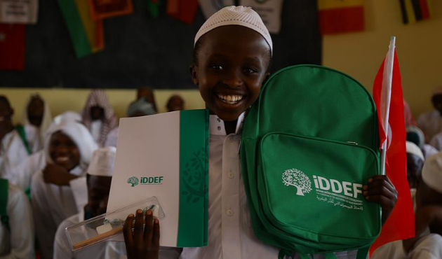İDDEF'ten Afrikalı öğrencilere kırtasiye yardımı!