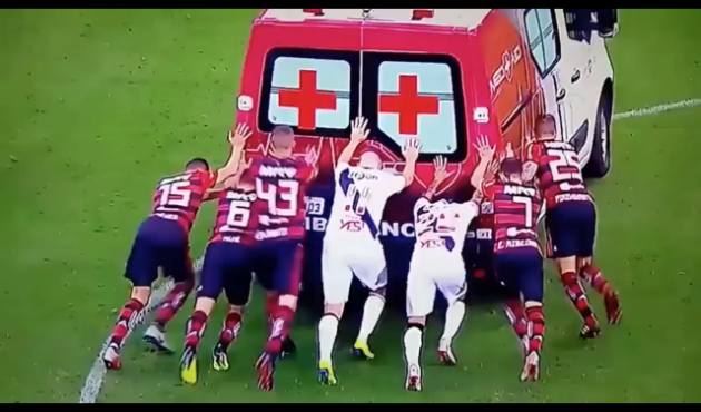 Sahada arıza yapan ambulansı futbolcular iterek çalıştırdı!