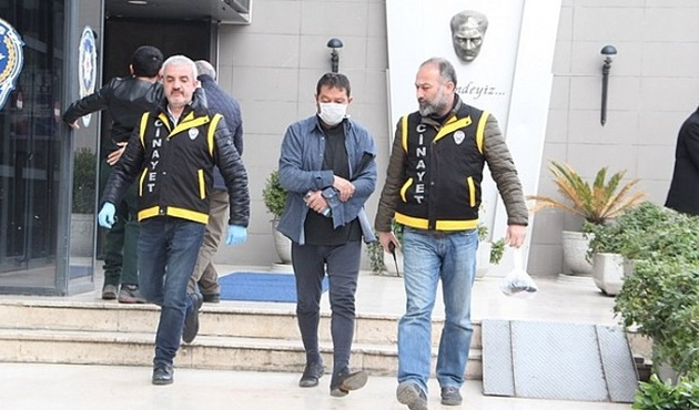 Önce bıçakladı sonra kafasını kesti!