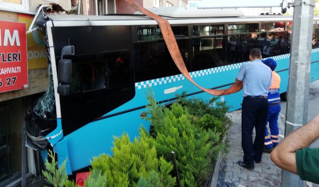 Bağcılar'da halk otobüsü 5 katlı binaya girdi!
