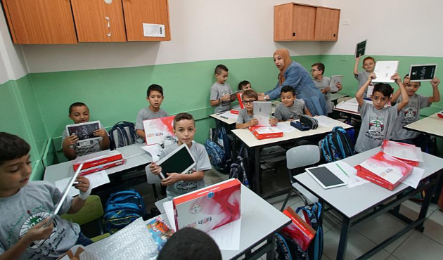 TİKA'dan Kudüs'teki Filistinli öğrencilere tablet!