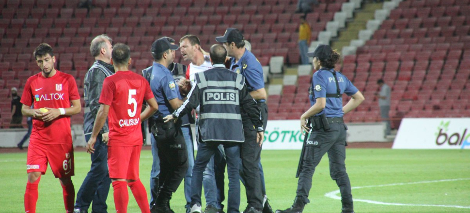 Sahaya giren taraftar, hakeme yumruk attı!