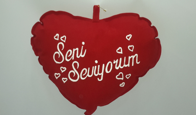 Meşhur kırmızı sevgili yastıklarının tasarımcısı bakın kim çıktı!