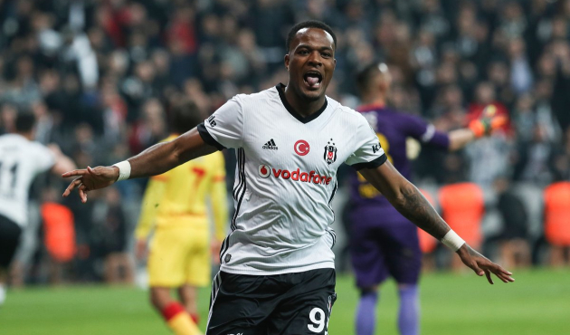 Cyle Larin'e uyarılar: "Emin değilsen dalma!"