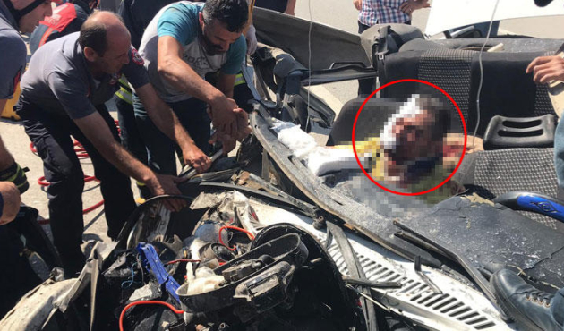 Korkunç kaza! Aracın tavanı koptu gitti...