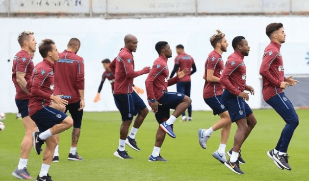 Antrenman sahasına tarihi bir pankart asıldı!