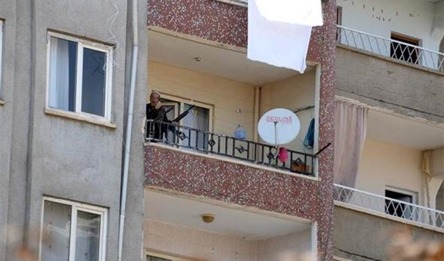 Pompalı tüfekle balkona çıkıp dehşet saçtı!