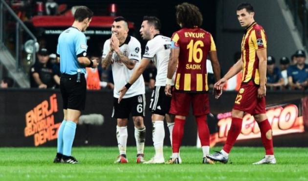 Medel bu yüzden kart görmüş! "Ayak değil el"
