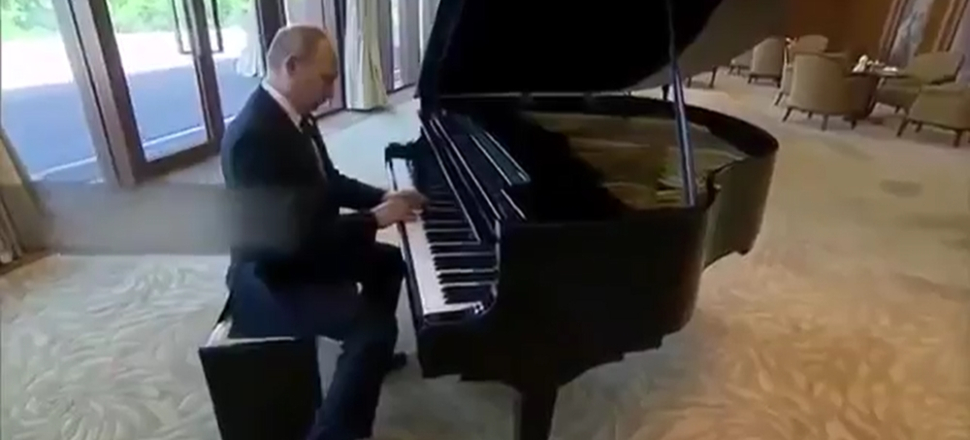 Putin'den piyanoyla Dombra performansı...