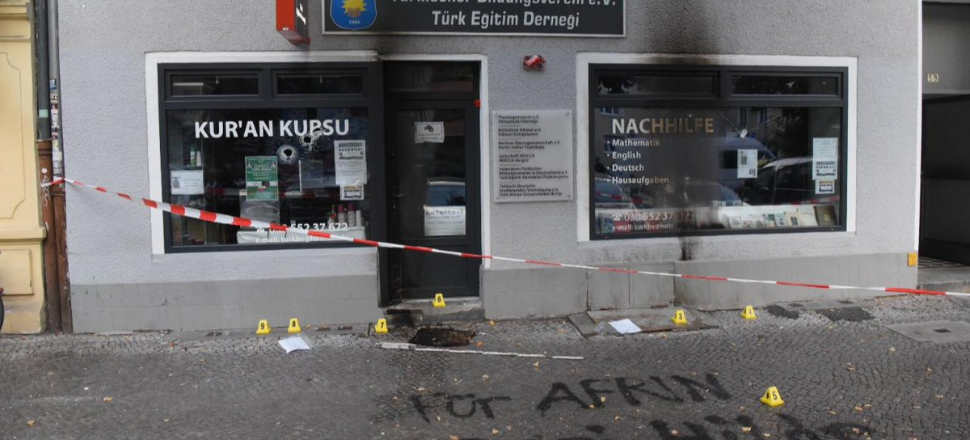 PKK'lılar Türk derneğini ateşe verip taşladılar!