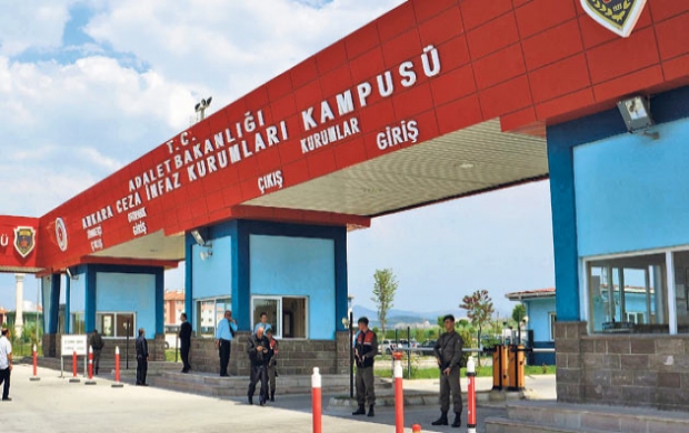 Flaş... FETÖ'cülere suikast iddiası! Cezaevine silah sokarken yakalandılar...