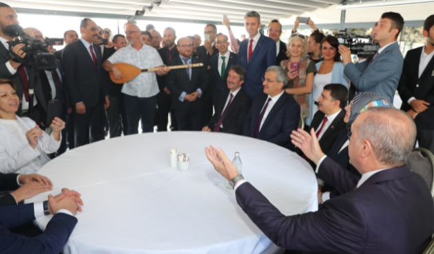 Sohbet etti, selfi çektirdi, şarkı söyledi!