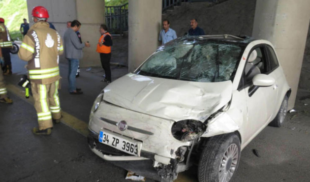Kadıköy'de araç devrildi, trafik kilit!