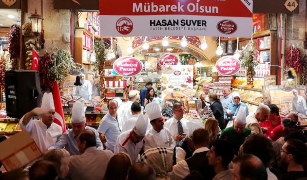 Tarihi Mısır Çarşısı'nda aşure ikramına yoğun ilgi