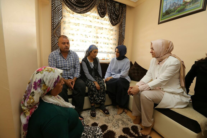 Sümeyye Erdoğan ve Bakan Fatma Betül Sayan'dan Ömer Halisdemir'in ailesini ziyaret