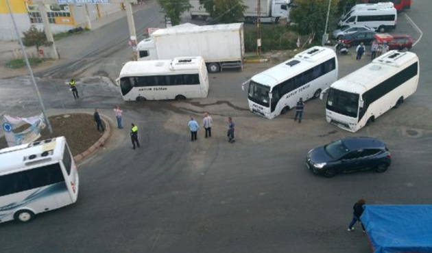 3 servis midibüsü bir anda çukura saplandı!