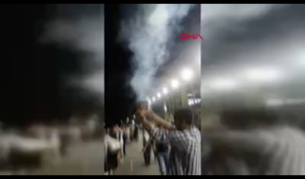 Elinde tuttuğu havai fişekler bomba gibi patladı!