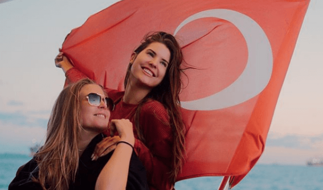 Amanda 'yenge' evine döndü!