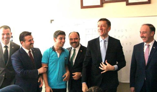 Bakan öğrencinin cevabını duyunca yanına çağırdı!