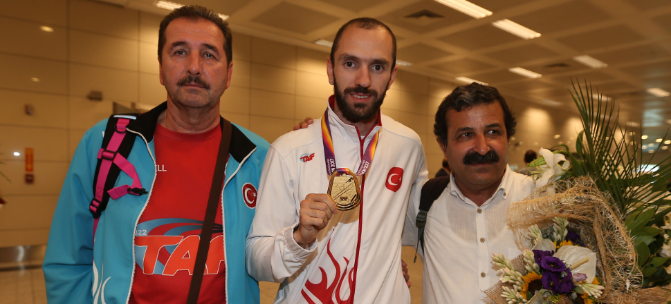 Milli atletin antrenörü Türk vatandaşlığına geçti!
