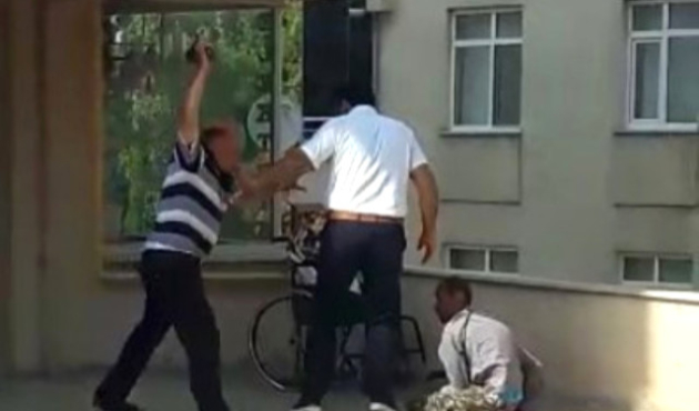Gaddar baba engelli oğlunu ayakkabıyla darp etti!